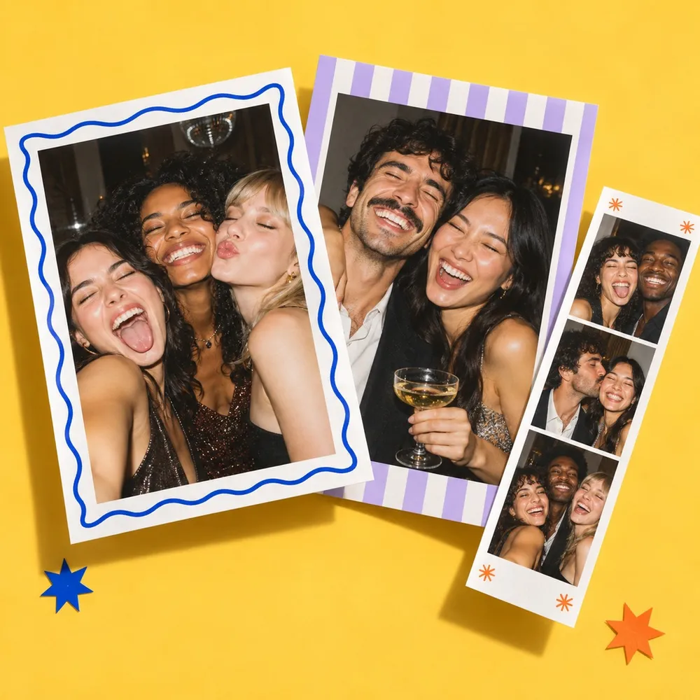 Des tirages photobooth encadrés de couleurs, posés sur un fond jaune